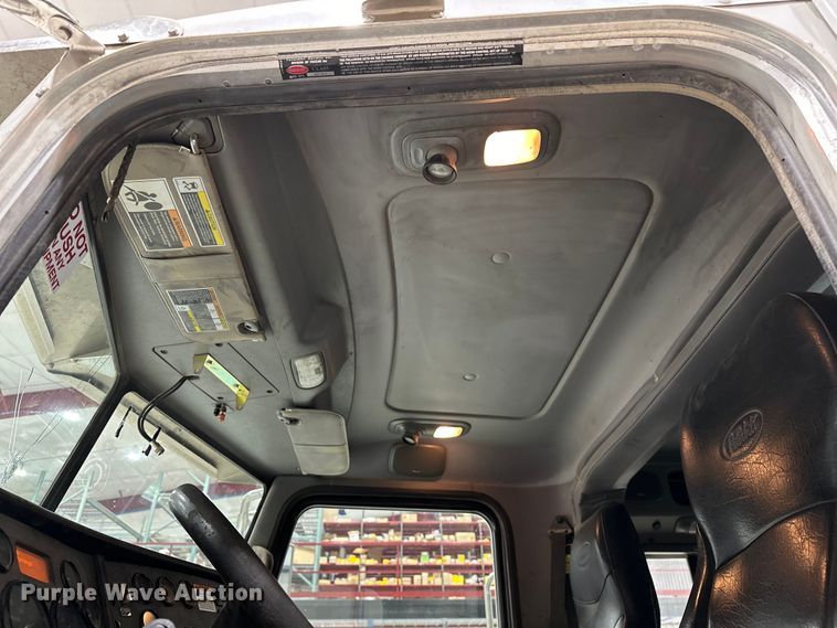 image for item EJ8927 2013 Peterbilt  367 semi truck