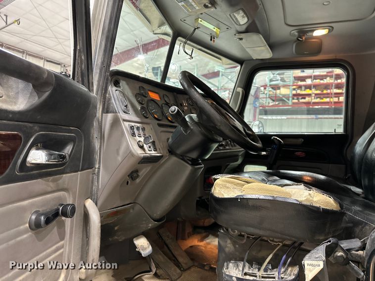 image for item EJ8927 2013 Peterbilt  367 semi truck