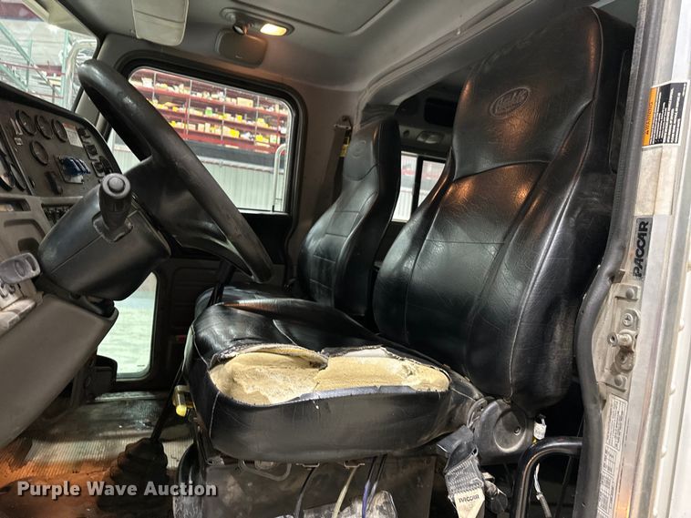 image for item EJ8927 2013 Peterbilt  367 semi truck