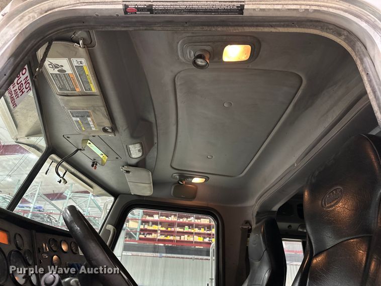 image for item EJ8927 2013 Peterbilt  367 semi truck