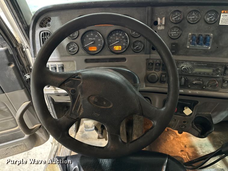 image for item EJ8927 2013 Peterbilt  367 semi truck