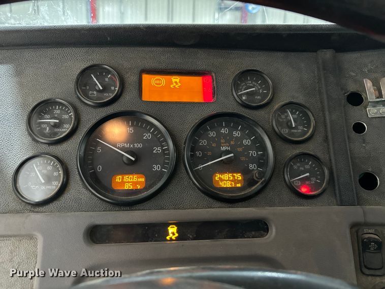 image for item EJ8927 2013 Peterbilt  367 semi truck