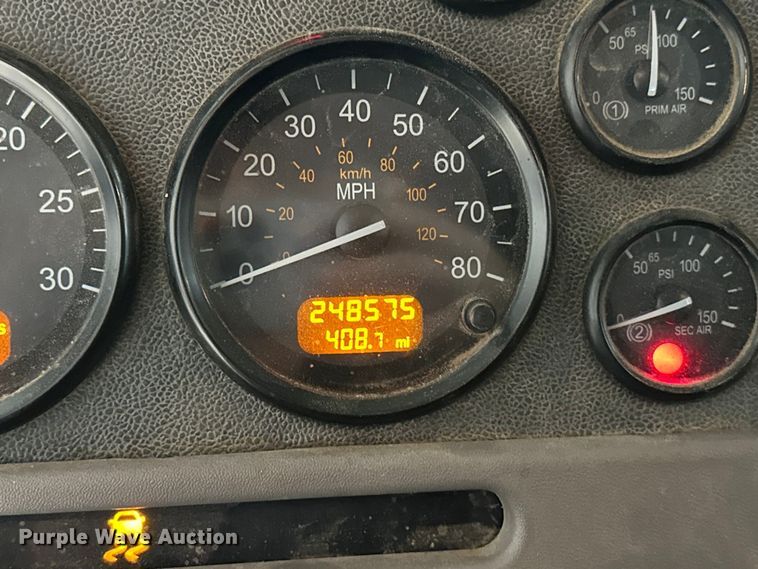 image for item EJ8927 2013 Peterbilt  367 semi truck