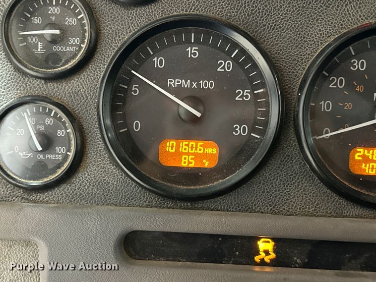 image for item EJ8927 2013 Peterbilt  367 semi truck