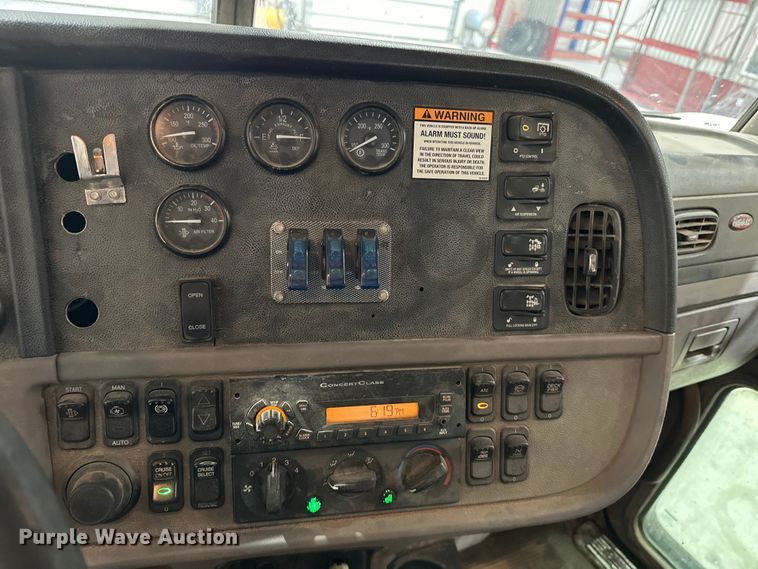 image for item EJ8927 2013 Peterbilt  367 semi truck