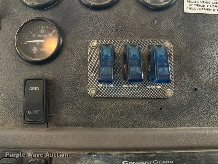 image for item EJ8927 2013 Peterbilt  367 semi truck