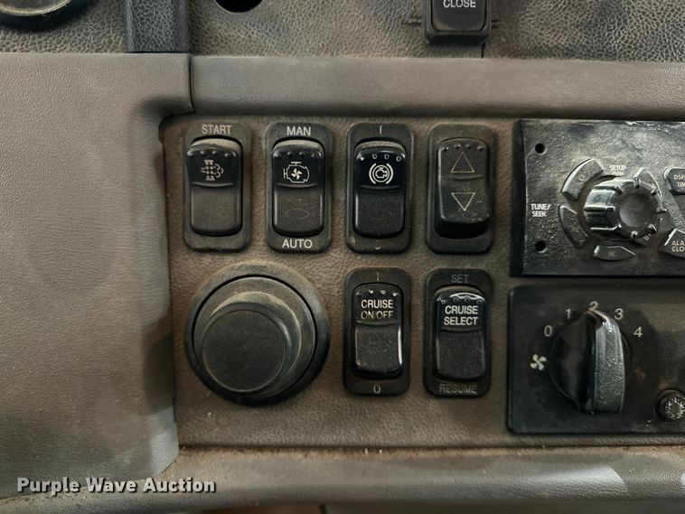 image for item EJ8927 2013 Peterbilt  367 semi truck