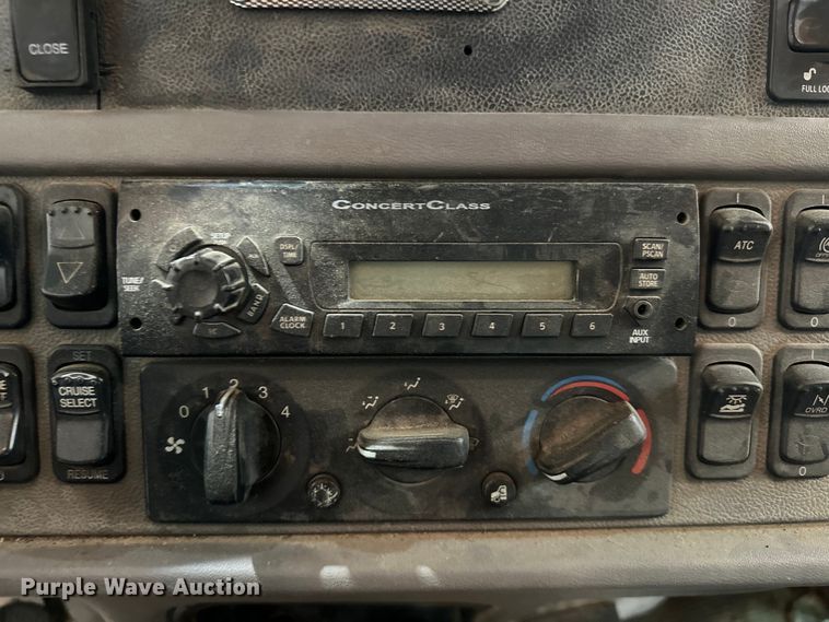 image for item EJ8927 2013 Peterbilt  367 semi truck