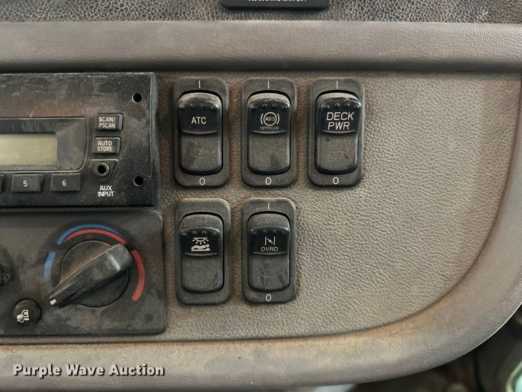 image for item EJ8927 2013 Peterbilt  367 semi truck