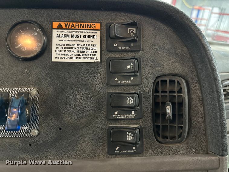 image for item EJ8927 2013 Peterbilt  367 semi truck