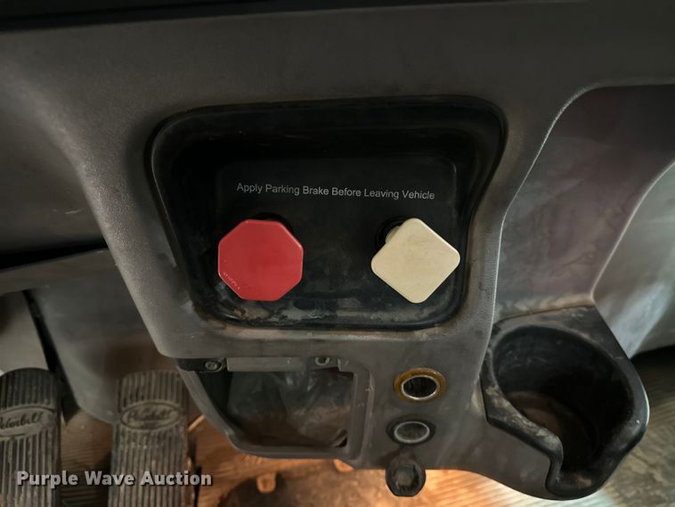 image for item EJ8927 2013 Peterbilt  367 semi truck