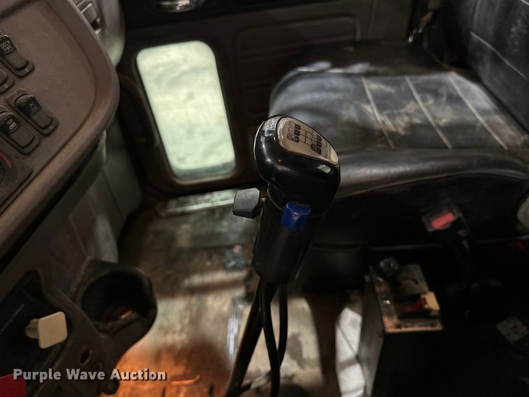 image for item EJ8927 2013 Peterbilt  367 semi truck