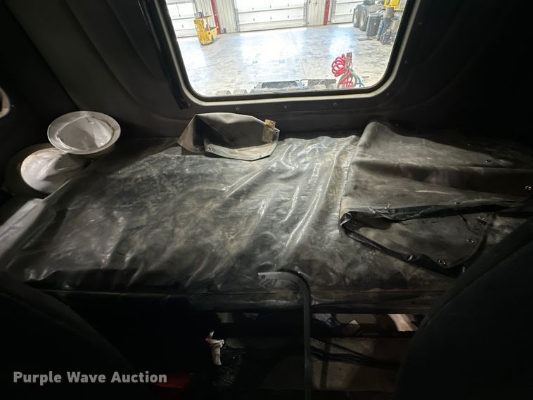 image for item EJ8927 2013 Peterbilt  367 semi truck