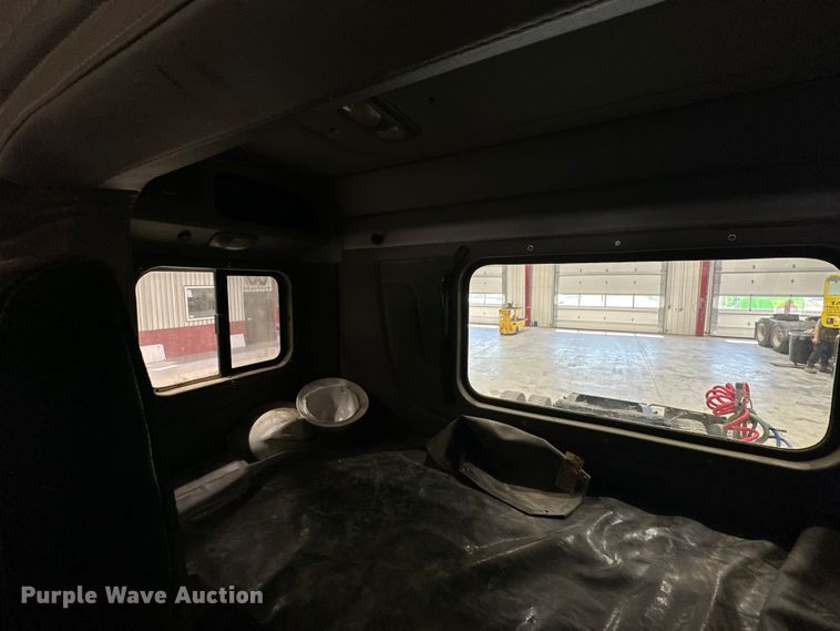 image for item EJ8927 2013 Peterbilt  367 semi truck