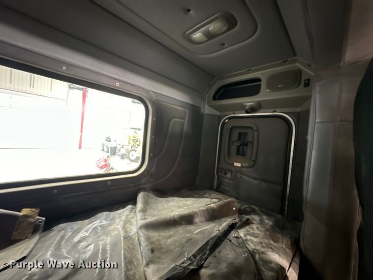 image for item EJ8927 2013 Peterbilt  367 semi truck