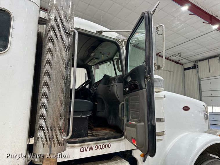 image for item EJ8927 2013 Peterbilt  367 semi truck