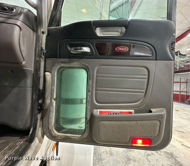 image for item EJ8927 2013 Peterbilt  367 semi truck