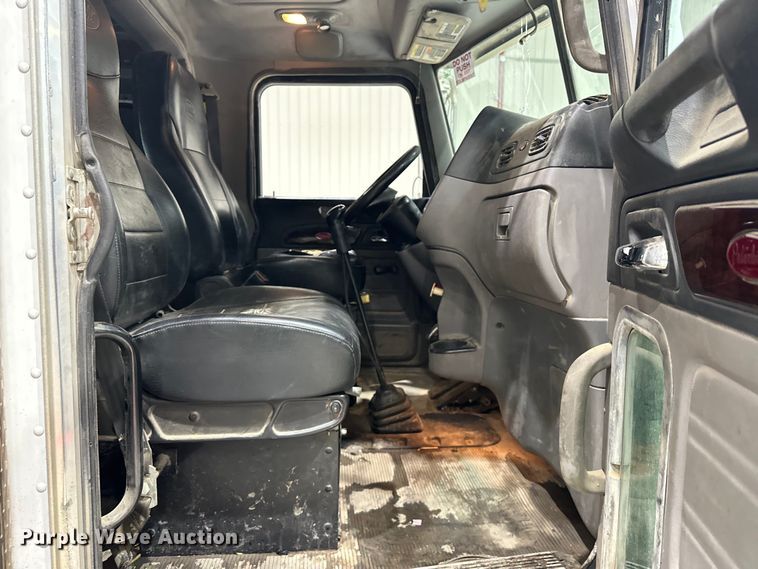 image for item EJ8927 2013 Peterbilt  367 semi truck