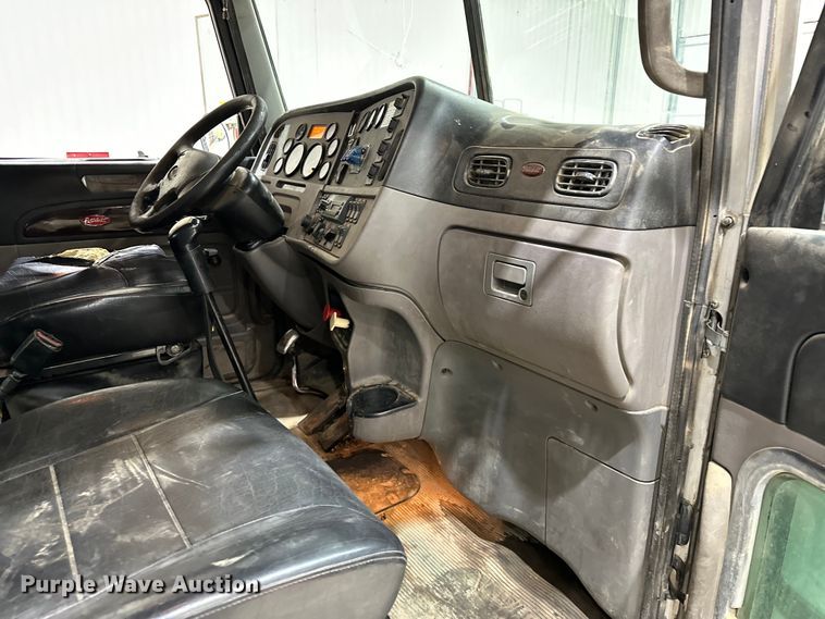 image for item EJ8927 2013 Peterbilt  367 semi truck