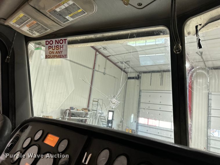 image for item EJ8927 2013 Peterbilt  367 semi truck