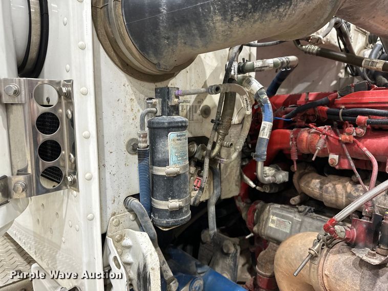 image for item EJ8927 2013 Peterbilt  367 semi truck