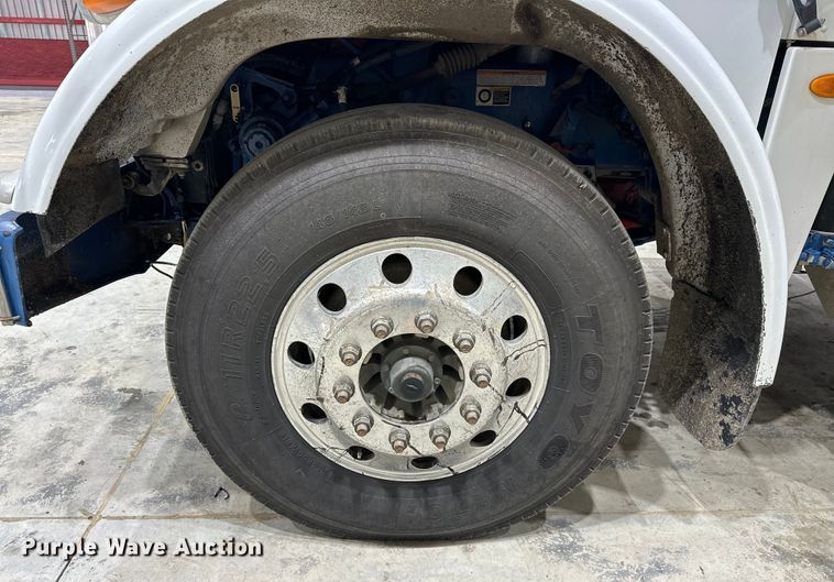 image for item EJ8927 2013 Peterbilt  367 semi truck