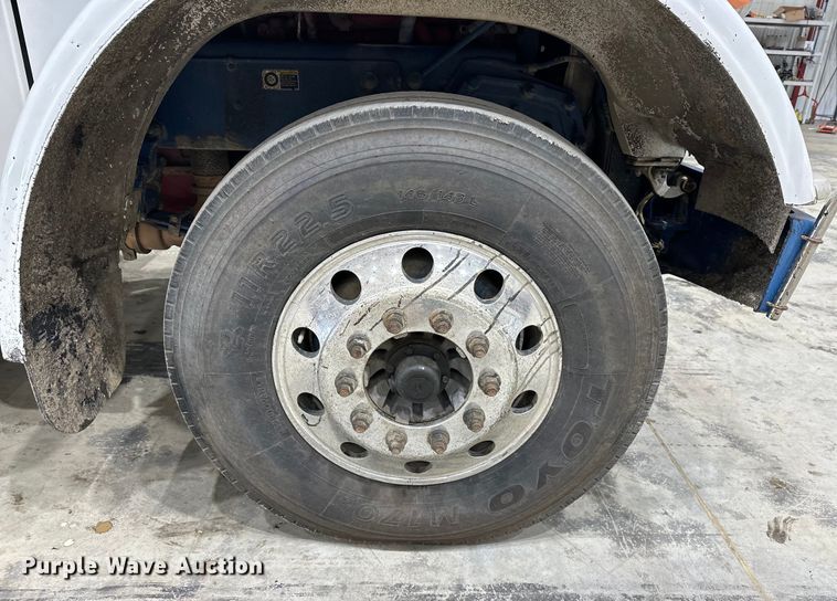 image for item EJ8927 2013 Peterbilt  367 semi truck