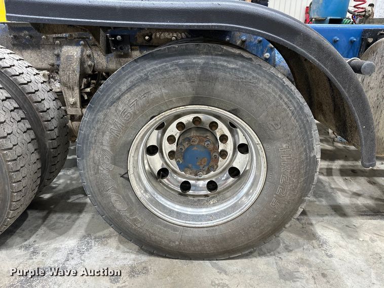 image for item EJ8927 2013 Peterbilt  367 semi truck