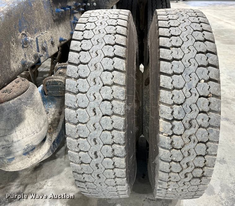 image for item EJ8927 2013 Peterbilt  367 semi truck