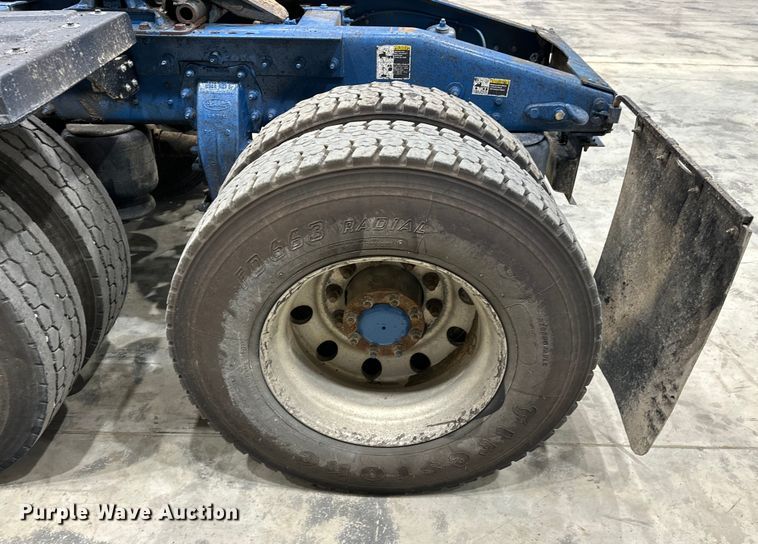 image for item EJ8927 2013 Peterbilt  367 semi truck