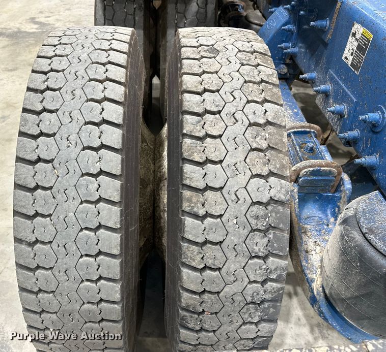 image for item EJ8927 2013 Peterbilt  367 semi truck