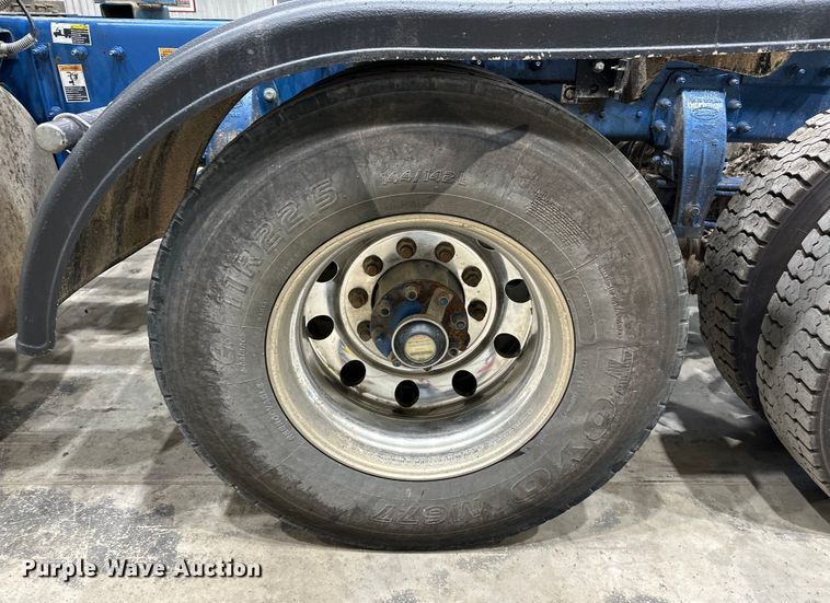 image for item EJ8927 2013 Peterbilt  367 semi truck