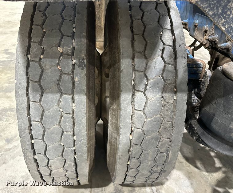 image for item EJ8927 2013 Peterbilt  367 semi truck