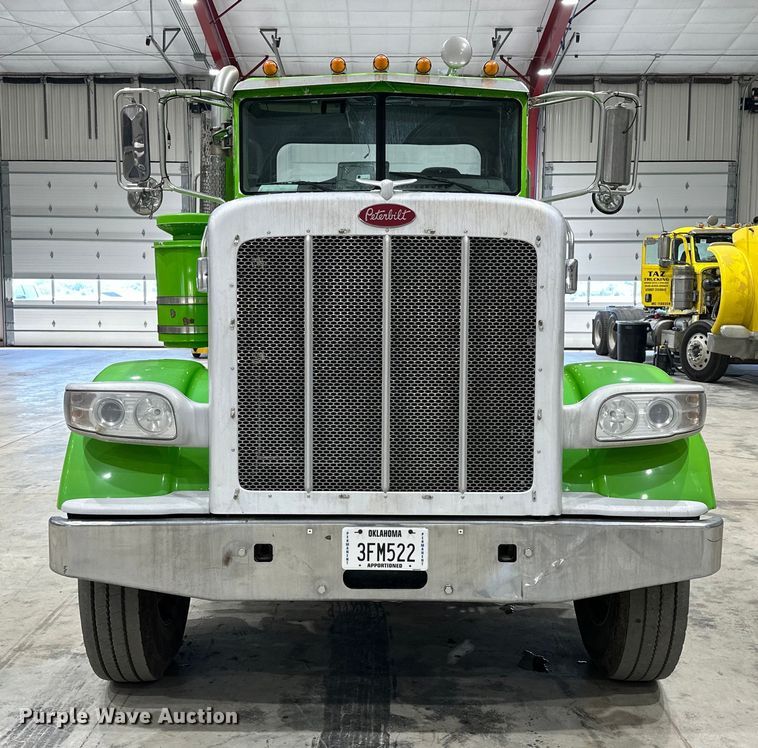 image for item EJ8929 2015 Peterbilt  389 semi truck