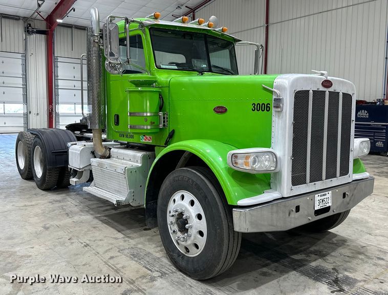 image for item EJ8929 2015 Peterbilt  389 semi truck