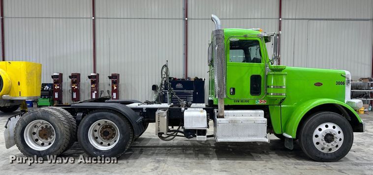 image for item EJ8929 2015 Peterbilt  389 semi truck