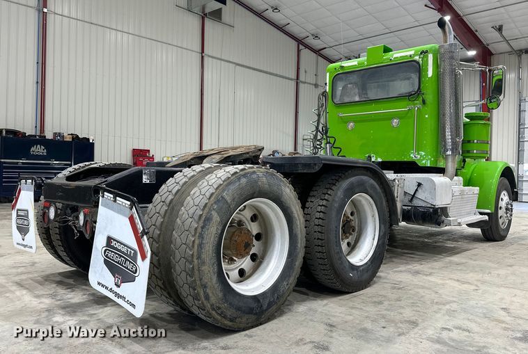 image for item EJ8929 2015 Peterbilt  389 semi truck