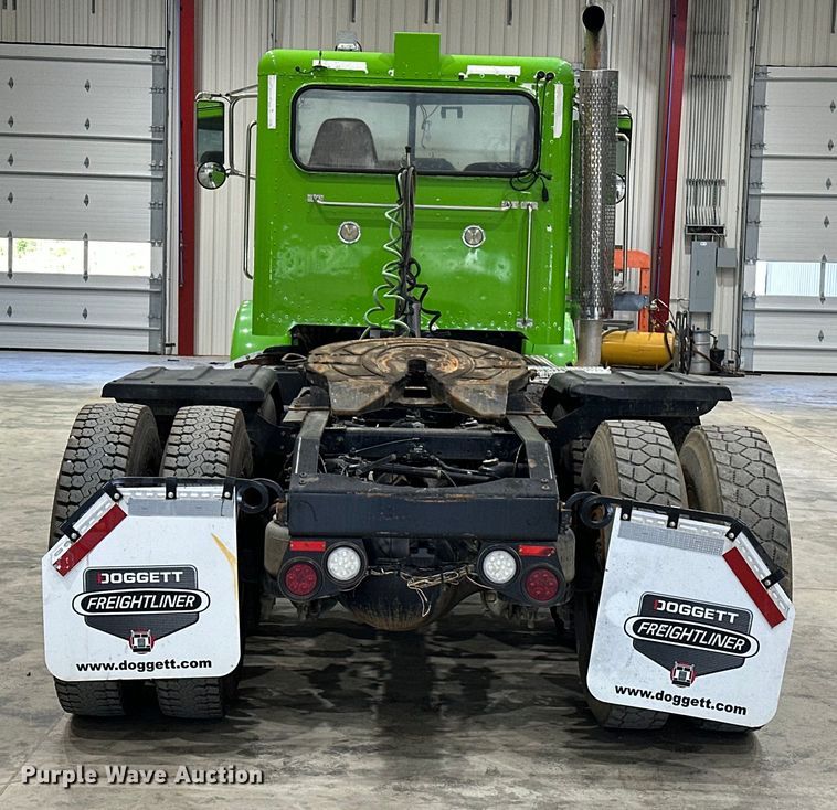 image for item EJ8929 2015 Peterbilt  389 semi truck