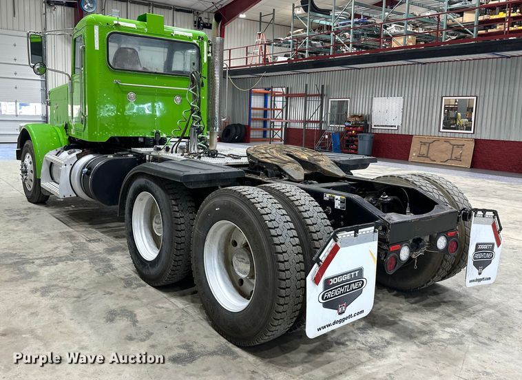 image for item EJ8929 2015 Peterbilt  389 semi truck