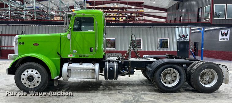 image for item EJ8929 2015 Peterbilt  389 semi truck