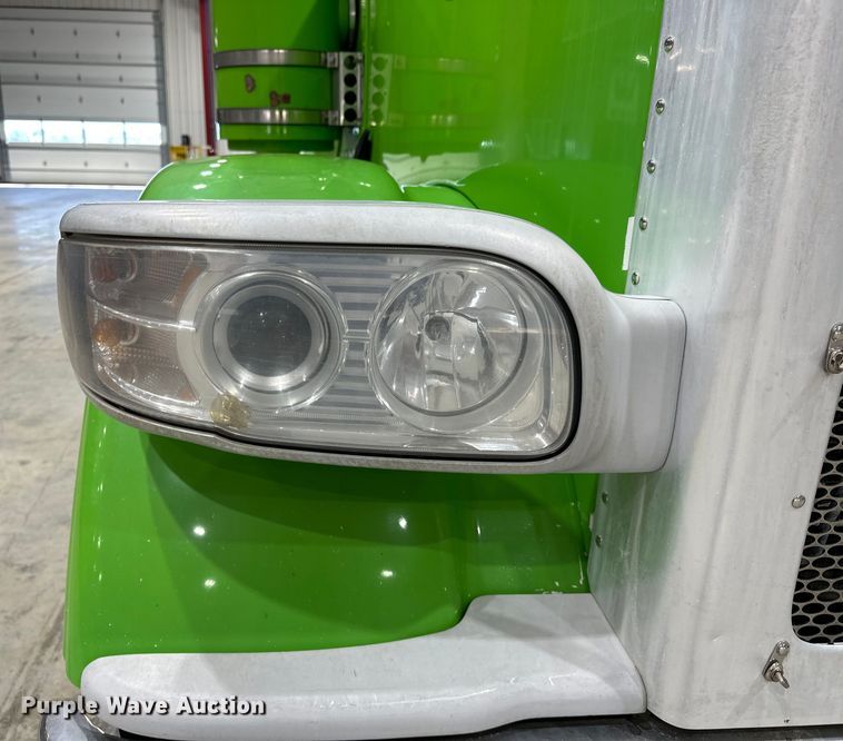 image for item EJ8929 2015 Peterbilt  389 semi truck