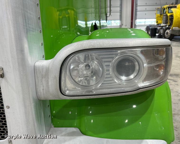 image for item EJ8929 2015 Peterbilt  389 semi truck