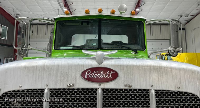 image for item EJ8929 2015 Peterbilt  389 semi truck