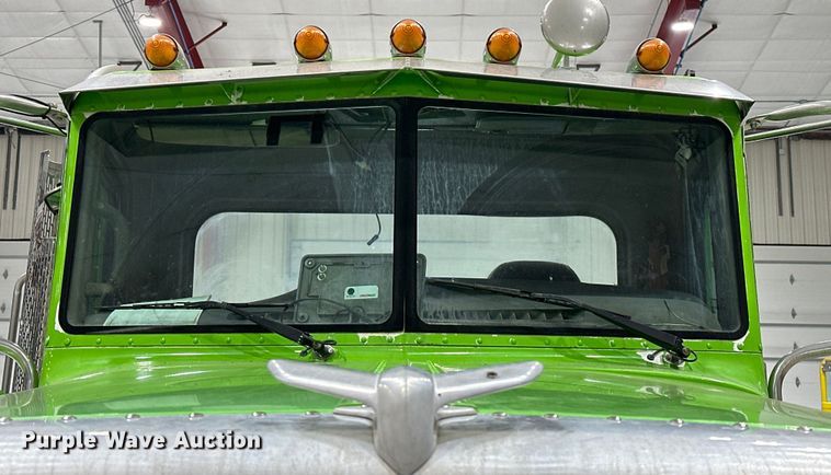 image for item EJ8929 2015 Peterbilt  389 semi truck