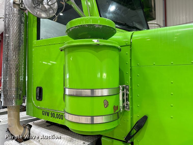 image for item EJ8929 2015 Peterbilt  389 semi truck