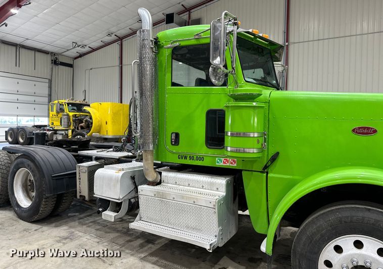 image for item EJ8929 2015 Peterbilt  389 semi truck