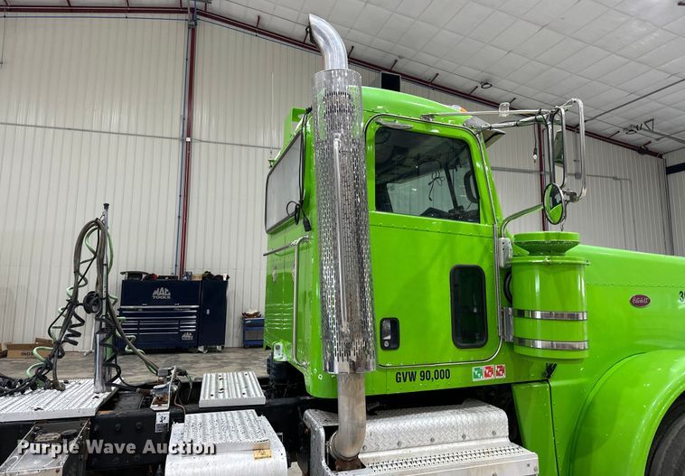 image for item EJ8929 2015 Peterbilt  389 semi truck