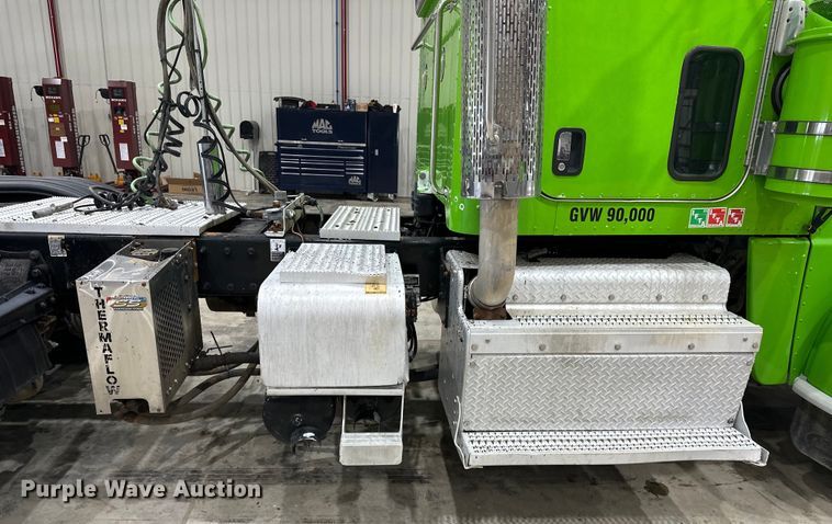 image for item EJ8929 2015 Peterbilt  389 semi truck