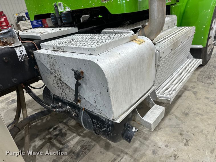 image for item EJ8929 2015 Peterbilt  389 semi truck