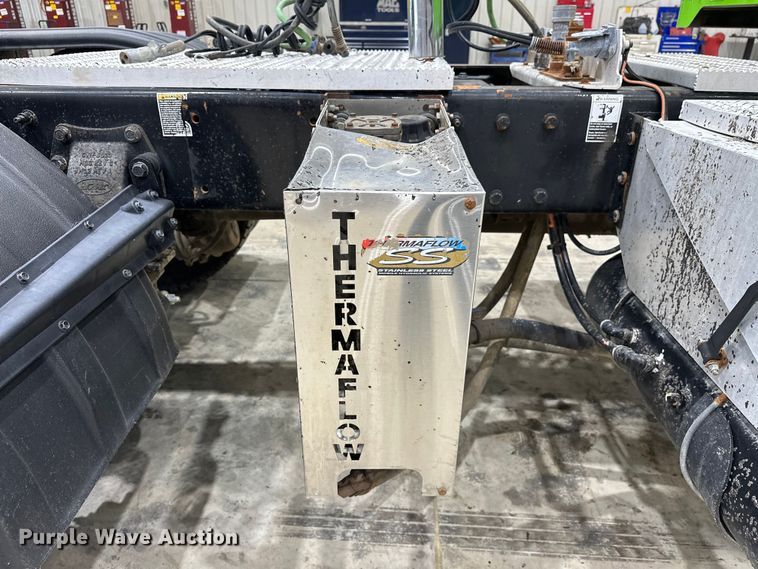 image for item EJ8929 2015 Peterbilt  389 semi truck